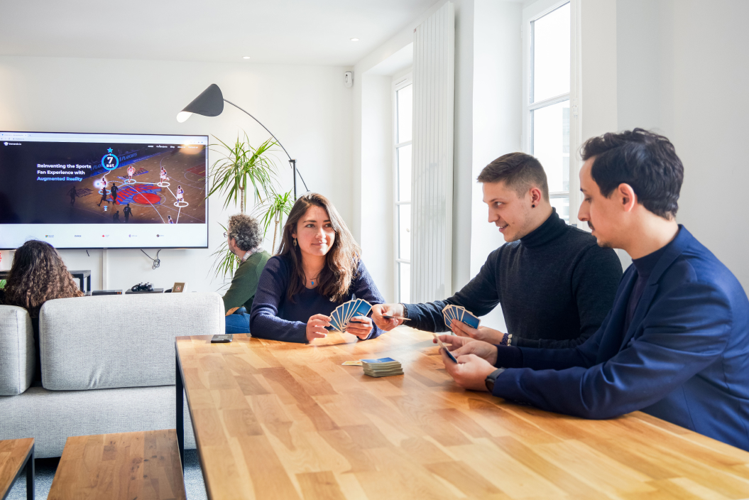 immersiv team playing Uno